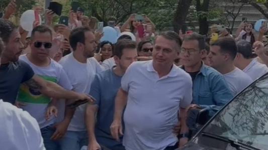 Bolsonaro chegou à manifestação sob gritos de "mito" da multidão