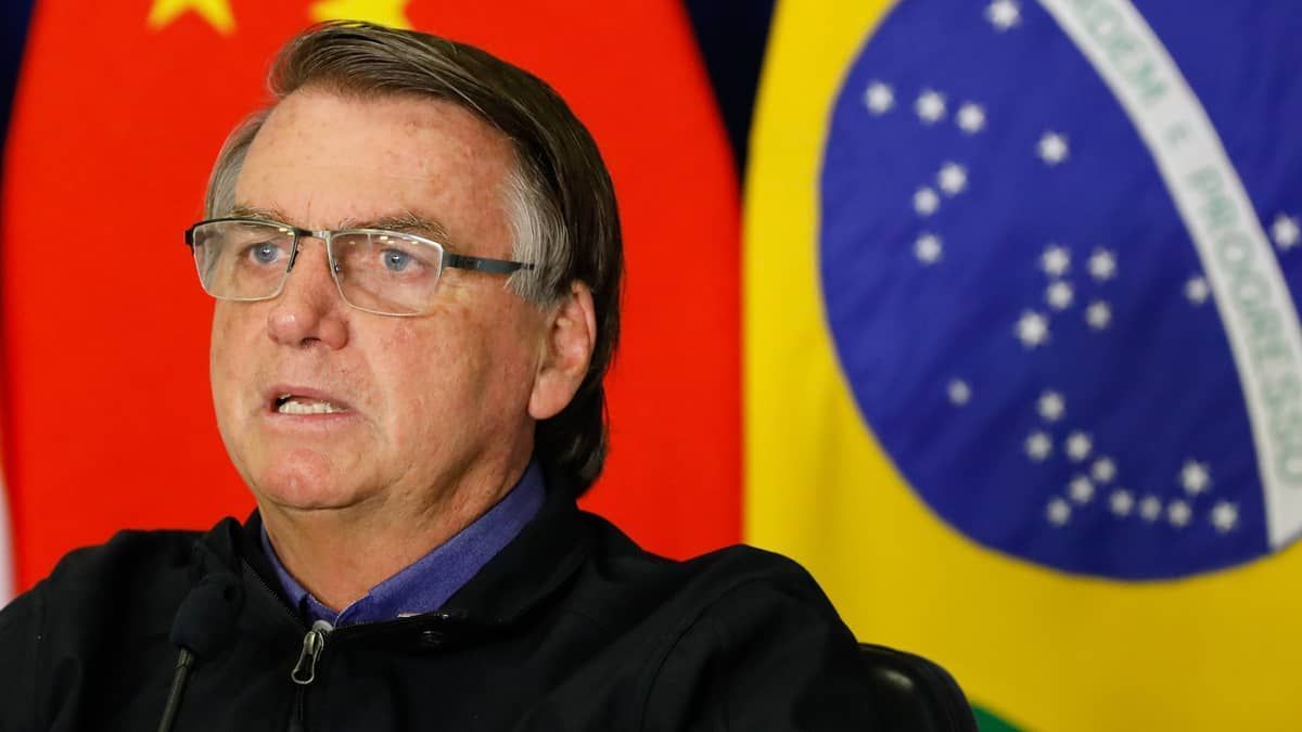 Tudo indica que alguém fez besteira, diz Bolsonaro sobre fraude em cartões de vacina