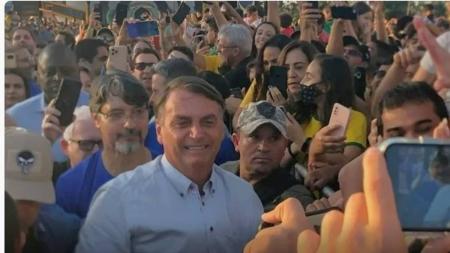 Bolsonaro conversou rapidamente com apoiadores na porta da casa onde está hospedado nos EUA