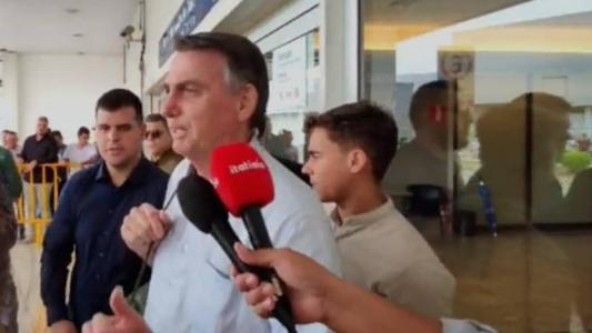 Bolsonaro desembarcou em Confins, no final da manhã desta sexta-feira (6)