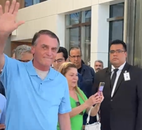 Bolsonaro é ovacionado por apoiadores ao deixar hospital em Brasília