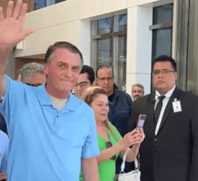 Na foto, Bolsonaro saindo do Hospital DF Star, em Brasília, em 2025