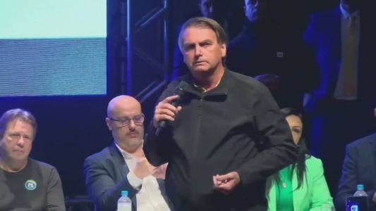 Bolsonaro diz que cogita disputar Presidência em 2026 se estiver elegível.
