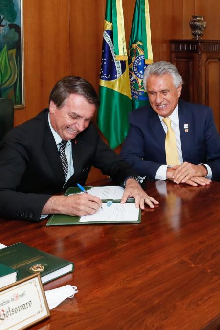 O ex-presidente Jair Bolsonaro (esq.) e o governador de Goiás, Ronaldo Caiado (dir.)