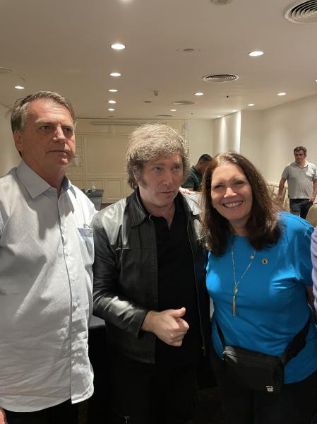 Bolsonaro, Javier Milei e Bia Kicis posam para foto em Buenos Aires