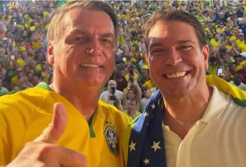 Ao lado de Ramagem, Bolsonaro fala em 'perseguição' e critica Lula