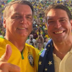 Ao lado de Ramagem, Bolsonaro fala em 'perseguição' e critica Lula