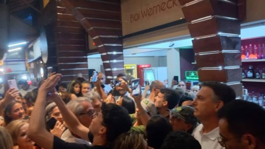 Centenas de apoiadores foram ao local para recepcionar Bolsonaro