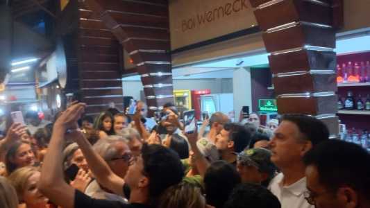 Centenas de apoiadores foram ao local para recepcionar Bolsonaro