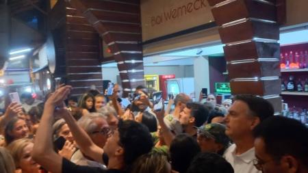 Centenas de apoiadores foram ao local para recepcionar Bolsonaro