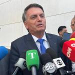 Bolsonaro nega versão de Marcos do Val, expõe mensagem e diz que buscas em sua casa foram 'esculacho'