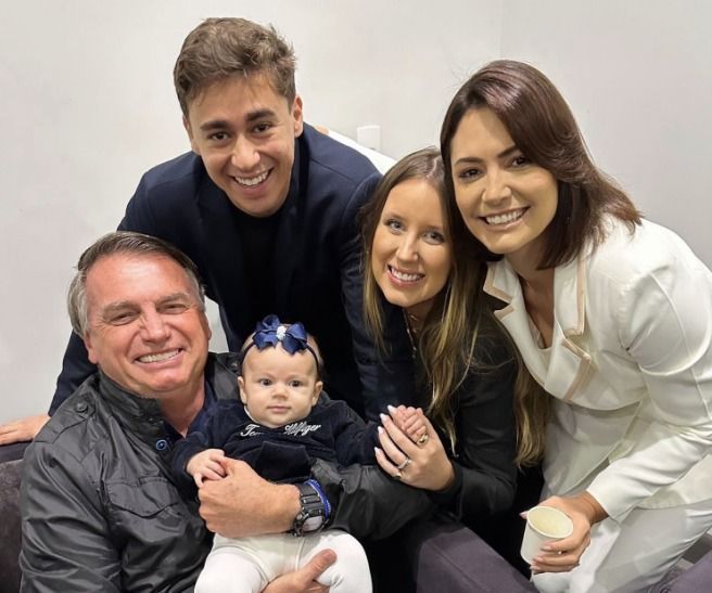 Foto de Bolsonaro com filha de Nikolas tem indireta de Carlos e alfinetada de Michelle