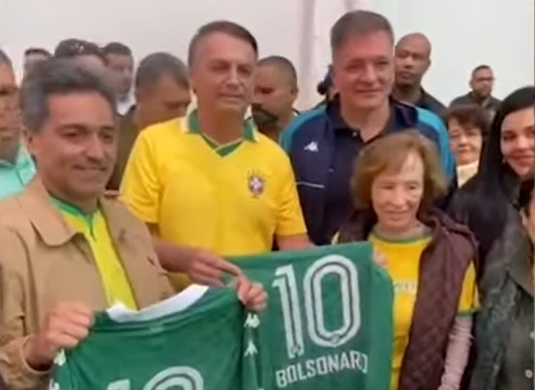 Em visita a Campinas, Bolsonaro ganha camisa do Guarani do presidente do clube
