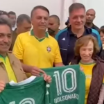 Em visita a Campinas, Bolsonaro ganha camisa do Guarani do presidente do clube