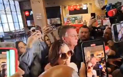 Bolsonaro acompanha Michelle ao aeroporto; ex-primeira-dama viaja para a posse de Trump