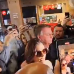 Bolsonaro acompanha Michelle ao aeroporto; ex-primeira-dama viaja para a posse de Trump