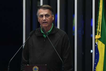 O ex-presidente Jair Bolsonaro durante discurso na tribuna do Senado nesta quinta-feira (17)