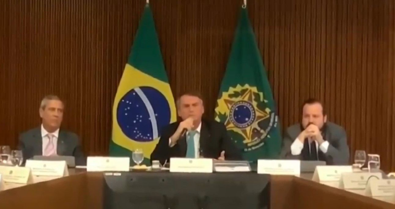 Em reunião gravada, Bolsonaro cobra ação de ministros para impedir vitória de Lula