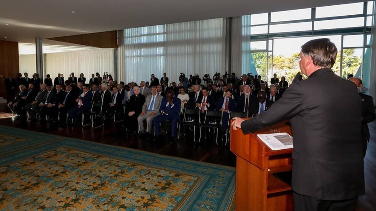 MP de Contas pede que Bolsonaro seja obrigado a ressarcir os gastos de reunião com embaixadores