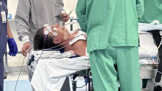 Bolsonaro publicou, nas redes sociais, uma foto no bloco cirúrgico