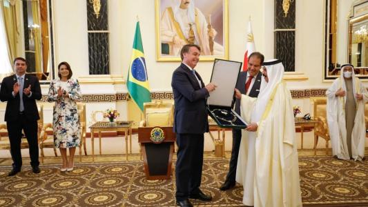 Bolsonaro recebe presente em visita ao Oriente Médio