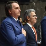 Zema faz homenagem, elogia Bolsonaro e alfineta governos petistas