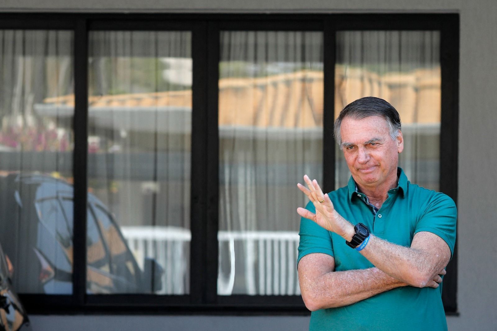 Bolsonaro aparece com sorriso 'discreto' horas antes da retomada do julgamento no STF