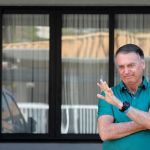 Bolsonaro aparece com sorriso 'discreto' horas antes da retomada do julgamento no STF