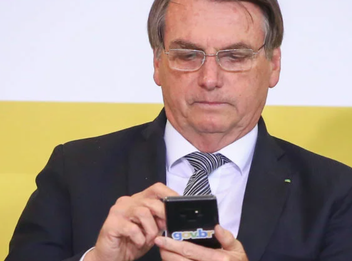 Após falha no X, Bolsonaro volta a tuitar e critica ‘censura prévia’ do STF a rede social