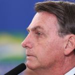 Bolsonaro teve traumatismo craniano leve após queda na prisão, diz médico