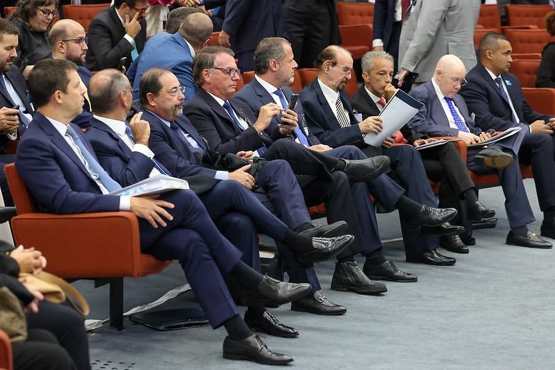 Bolsonaro acompanha na primeira fila julgamento que pode torná-lo réu no STF