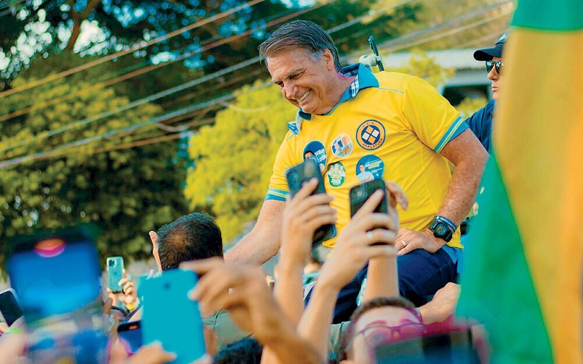 Buzinaços, faixas, hastag e carreatas: 'a expectativa é grande', diz Flávio Bolsonaro sobre manifestações