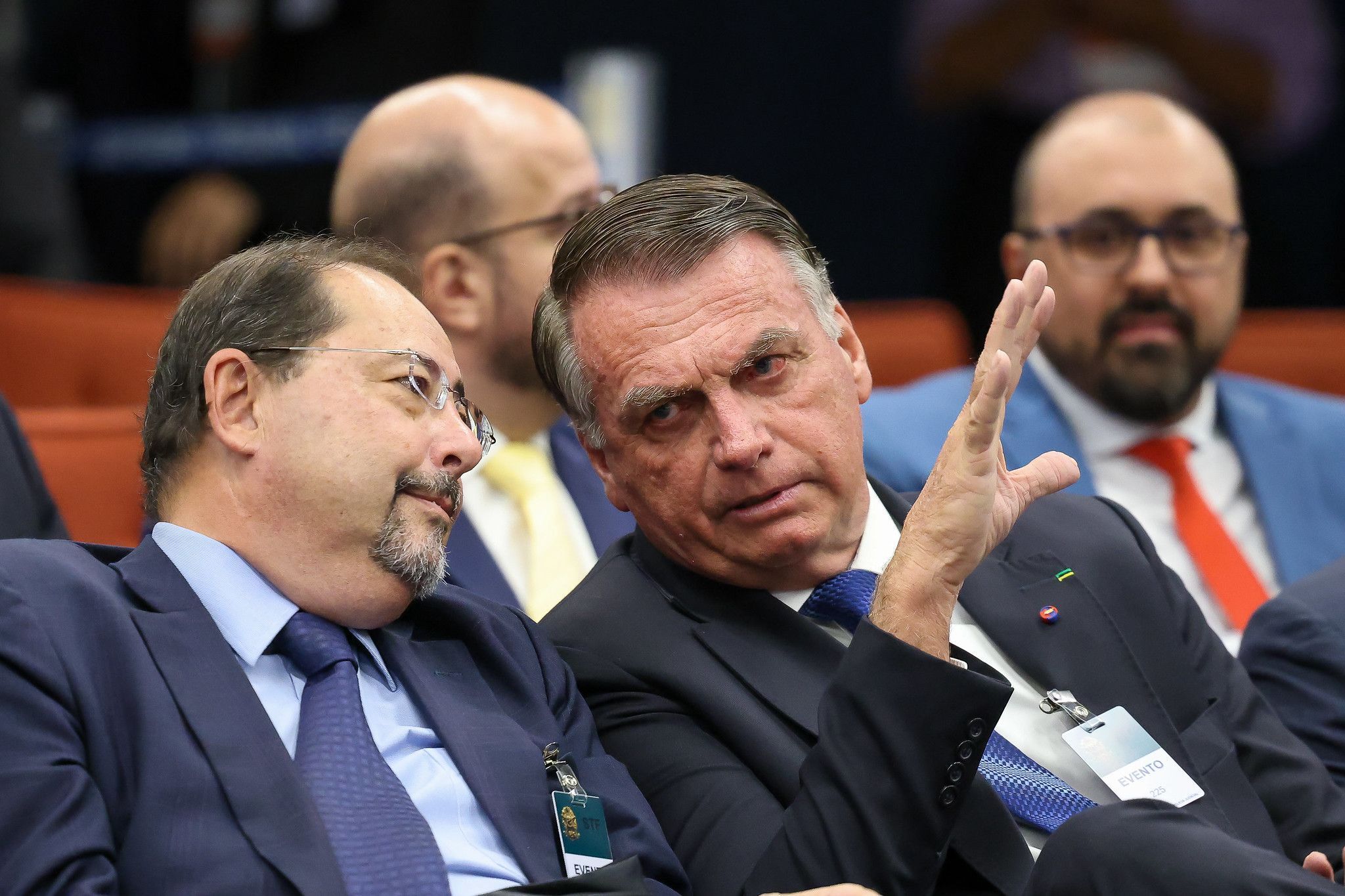 Advogado diz que Bolsonaro está 'bastante chateado' após votos de Moraes e Dino