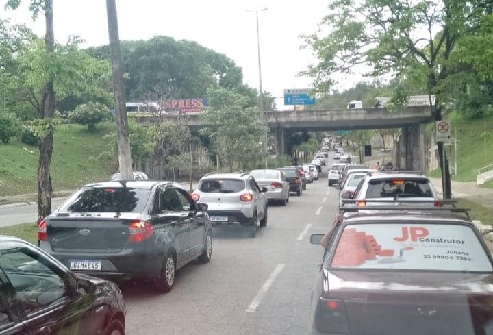 Quinta-feira de trânsito lento na BR 381 e vias alternativas em Fabriciano e Ipatinga