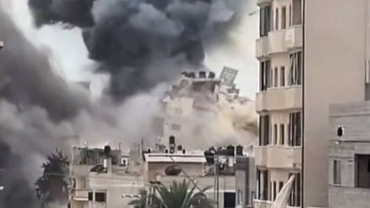 Bombardeio destrói prédios em Gaza