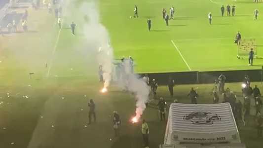 Bombas atiradas no gramado de São Januário após derrota do Vasco