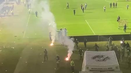 Bombas atiradas no gramado de São Januário após derrota do Vasco
