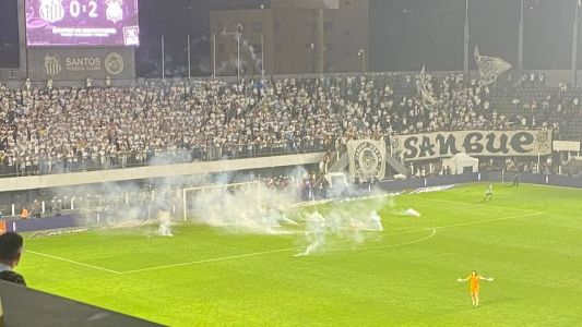 Bombas atiradas no gramado; goleiro Cássio solicitou imediatamente o fim do jogo
