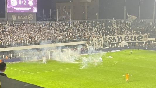 Bombas atiradas no gramado; goleiro Cássio solicitou imediatamente o fim do jogo