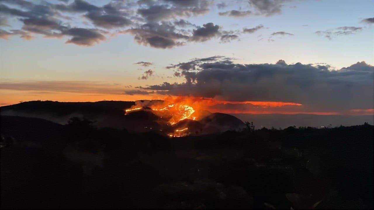 Fogo em vegetação da Serra da Calçada, na Grande BH, mobiliza bombeiros