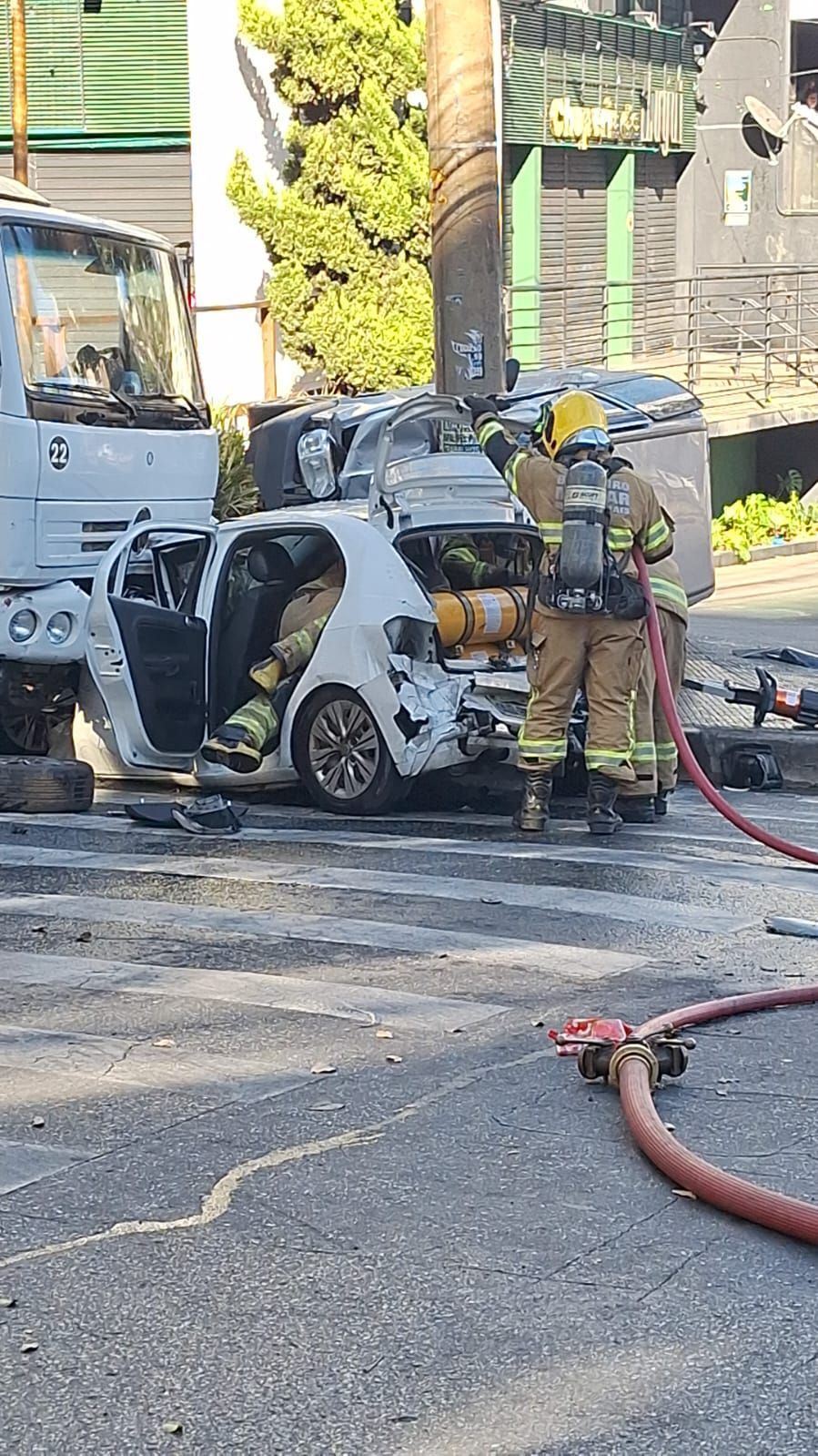 Batida entre caminhão e carros no bairro Buritis, em BH, mobiliza bombeiros