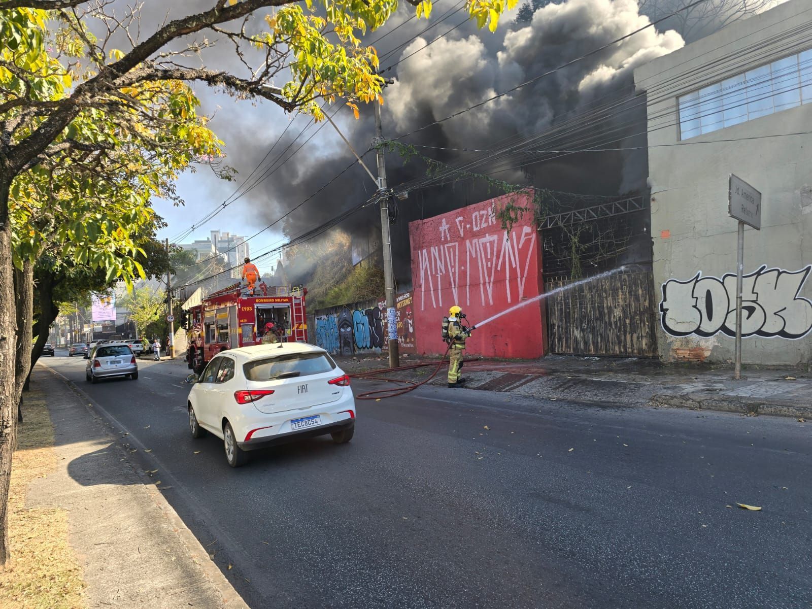 Av. Barão Homem de Melo, em BH, é interditada para combate a incêndio de grande proporção