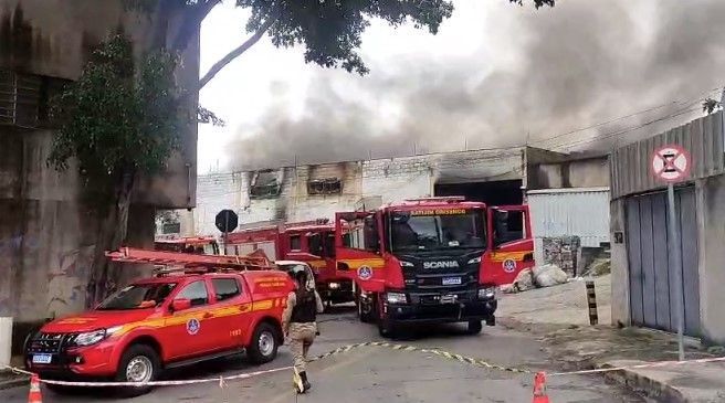 Incêndio de grandes proporções atinge galpão de recicláveis na Região Oeste de BH; veja vídeo