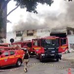 Incêndio de grandes proporções atinge galpão de recicláveis na Região Oeste de BH; veja vídeo