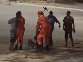 Vídeo: sargento dos bombeiros tem trauma facial ao levar pedrada durante salvamento em Contagem