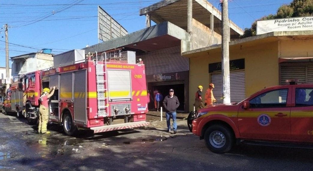 Sorveteria pega fogo e mobiliza bombeiros na Grande BH