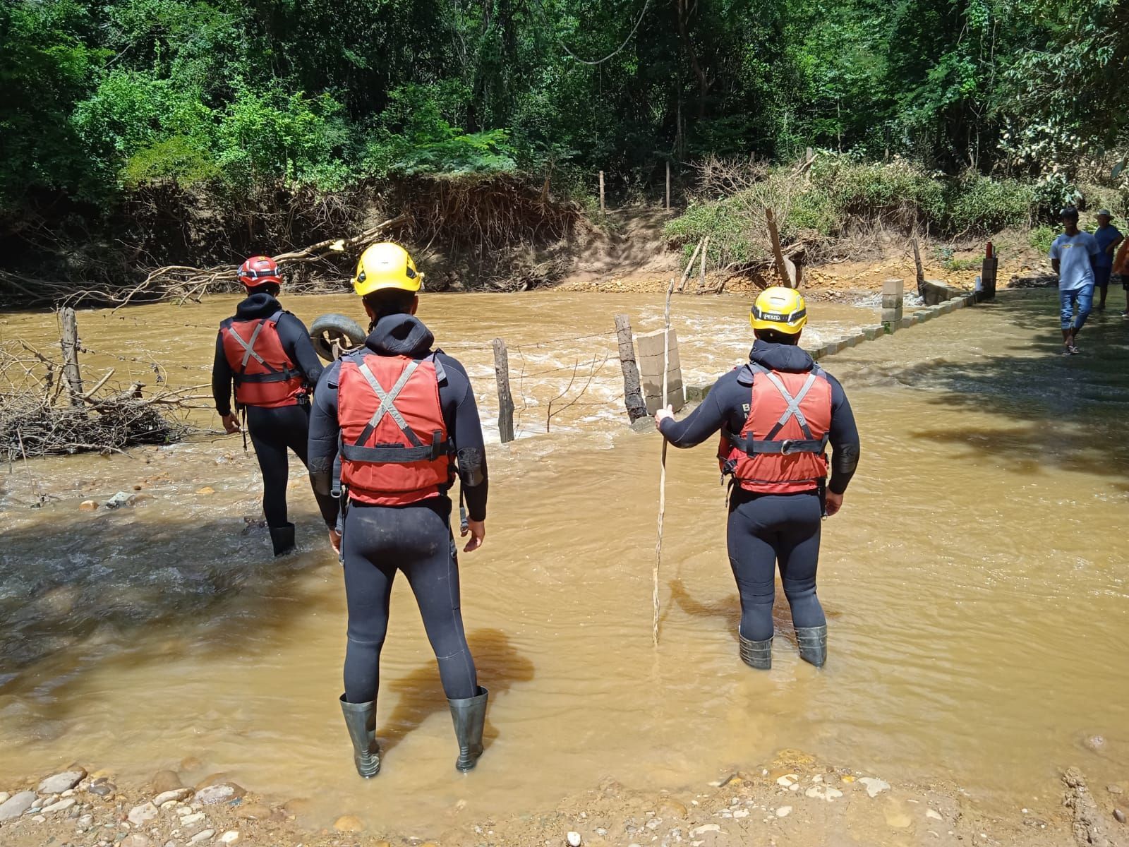 Bombeiros buscam por criança de 6 anos que foi ao rio para lavar os pés e desapareceu na água em MG
