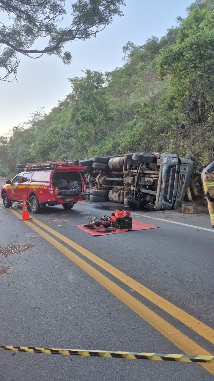 Motorista morre após caminhão carregado de cerâmica capotar na BR-251