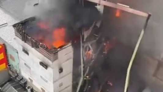 Bombeiros atuam no combate ao incêndio