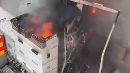 Bombeiros atuam no combate ao incêndio